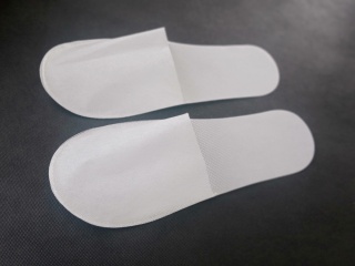 Kapcie jednorazowe z włókniny białe 50 par